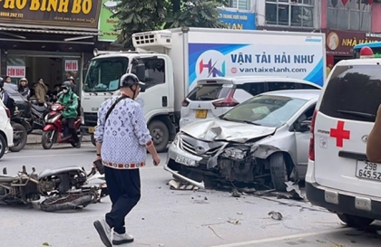 Ảnh TNGT: Tài xế Toyota Altis mất kiểm soát, đâm hàng loạt xe máy tại Hà Nội